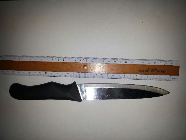 il coltello sequestrato dai carabinieri il coltello sequestrato dai carabinieri