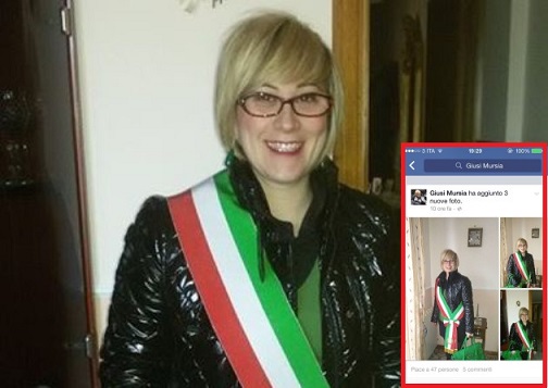 assessore pubblica foto con fascia da sindaco