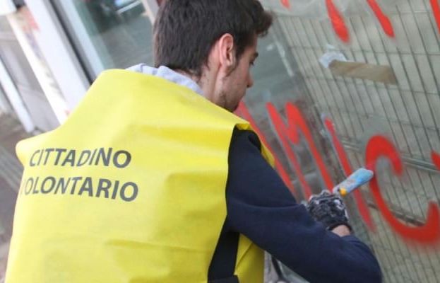 volontari ripuliscono Milano