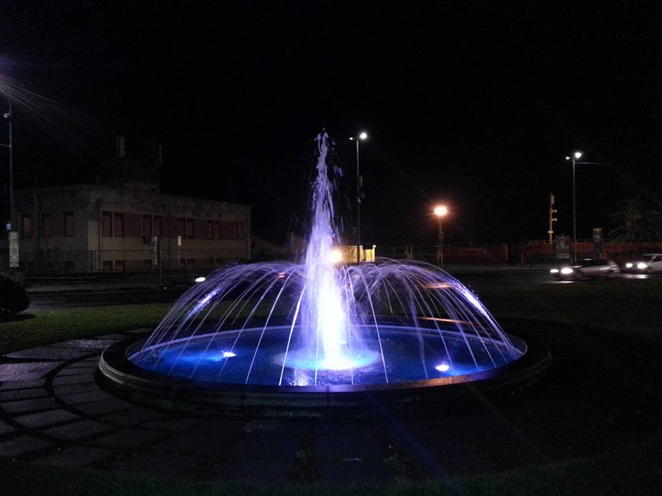 La fontana del Ratto di Proserpina colorata di lilla