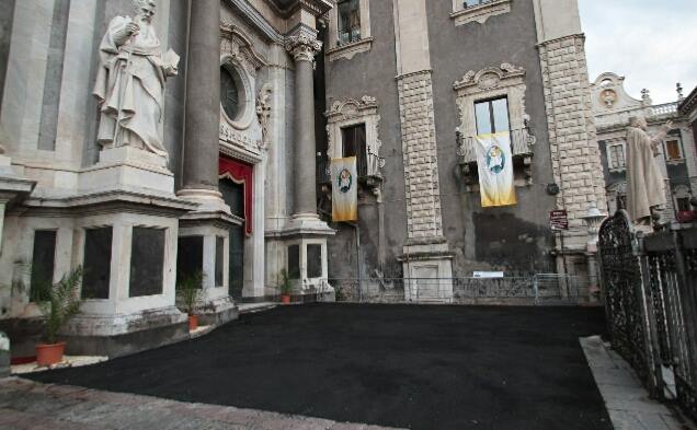 Catania: asfalto sul sagrato della cattedrale